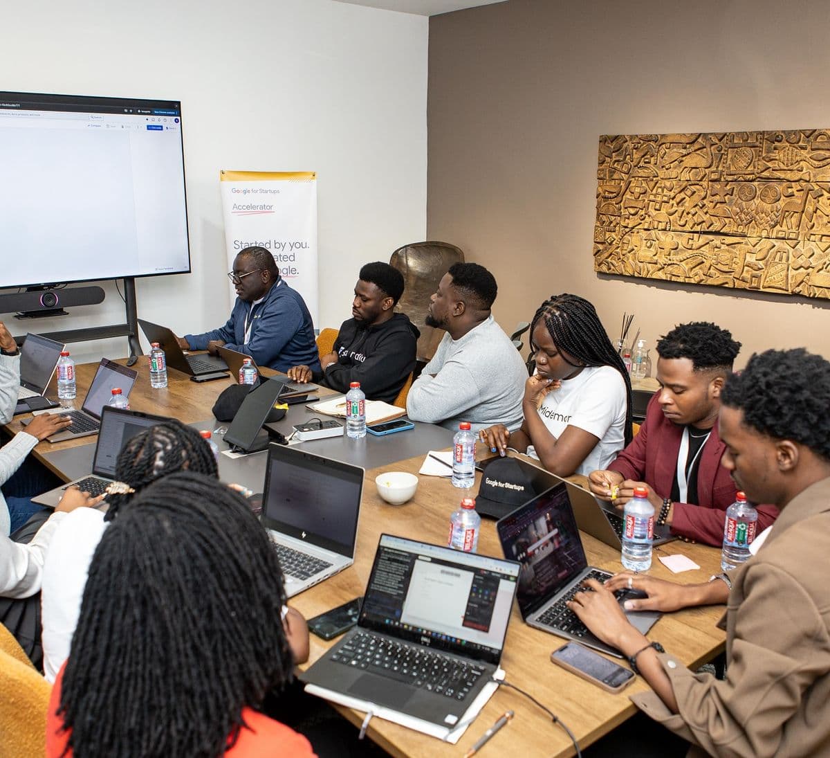 L'équipe PrimeTech Solutions en pleine collaboration
